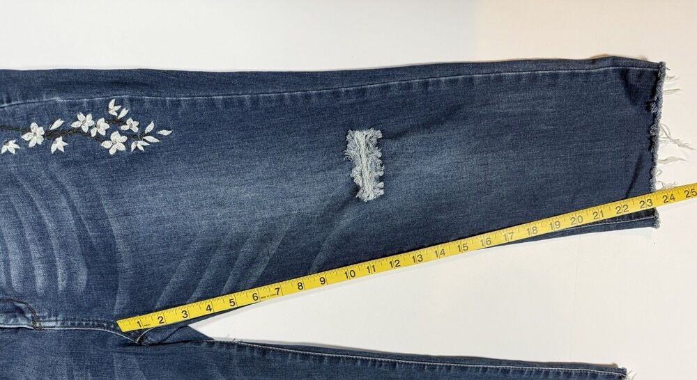 Angel Kiss Jeans Womens 15 Floral Embroidered Distressed Cropped Denim Boho - Picture 8 of 9